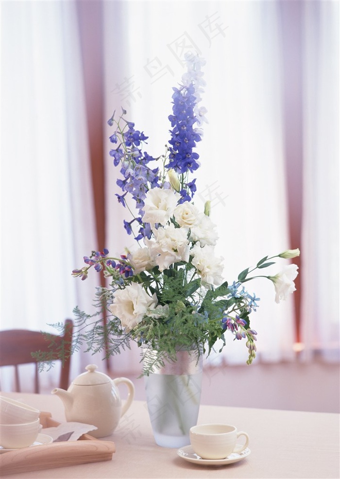 清新紫色碎花白色玫瑰淡雅花朵花枝插花现代简约室内家居装饰图片素材