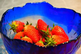 蓝色玻璃碗中的草莓