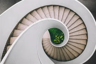 白色简约螺旋楼梯