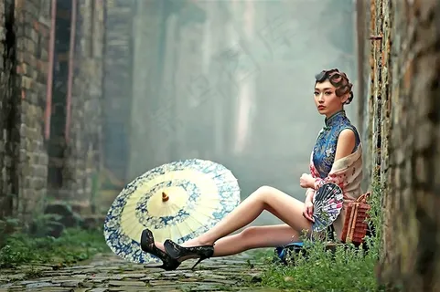 花伞旗袍美女
