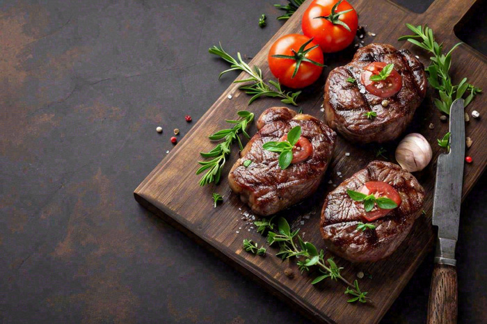 西餐美食牛肉羊肉烤肉扒类番茄食品摄影图(1344x896)