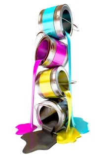 叠在一起的漂亮的四色油漆桶