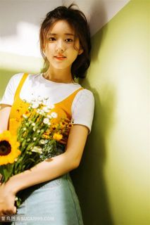 捧着花束的美女图片