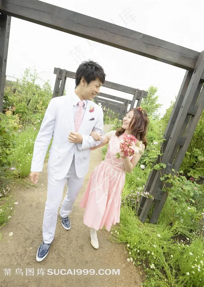 花园里的幸福情侣婚纱写真素材