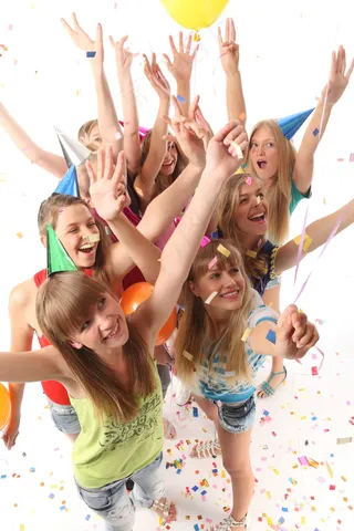 欢呼的女孩图片下载