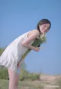 高清怀抱鲜花可爱清纯美女图片