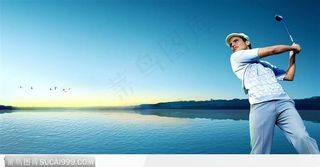 湖边展示高尔夫动作