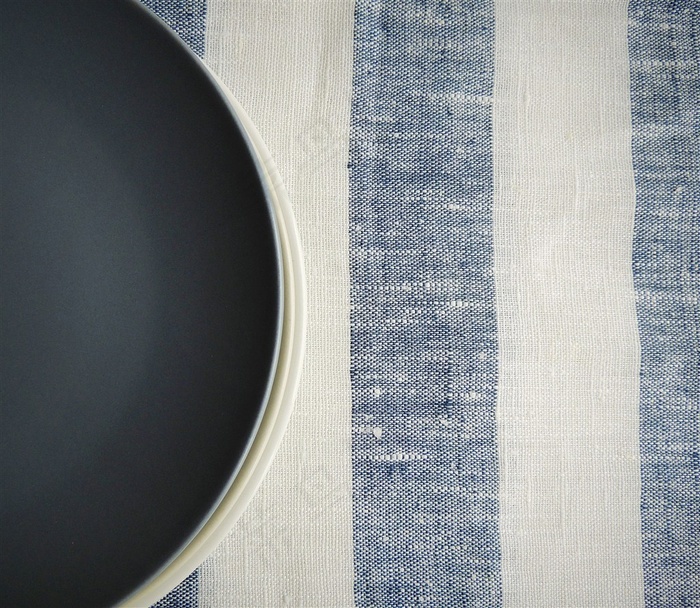 灰色盘子和同色系的布