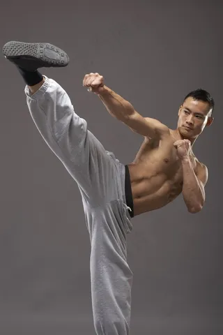 健身的中国男人