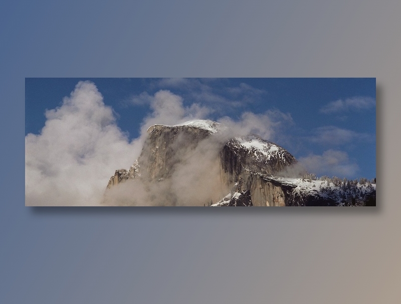 云雾弥漫的雪山风景