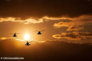 夕阳下的直升机高清图片
