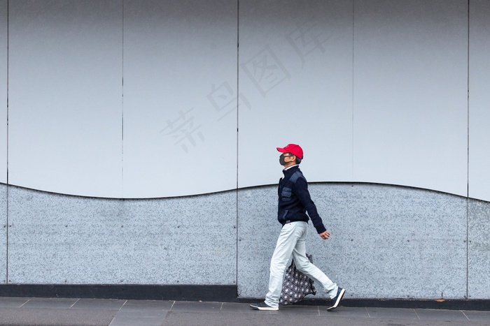 戴口罩的行人图片