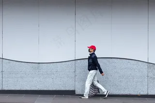 戴口罩的行人图片