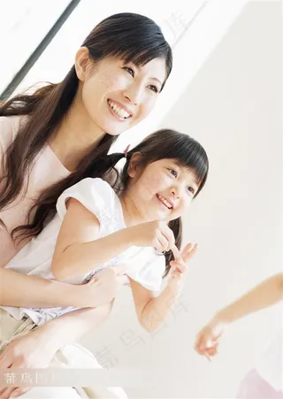 亲子宣传画册 坐着目前怀里的小女孩