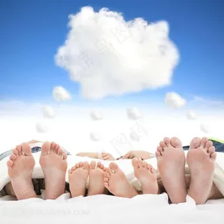 一家人的脚和云朵