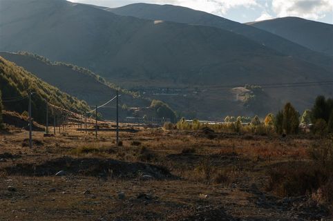 稻城亚丁傍河乡扎郎寺风景区秋色