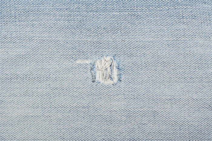 蓝色破洞的牛仔服装素材高清图