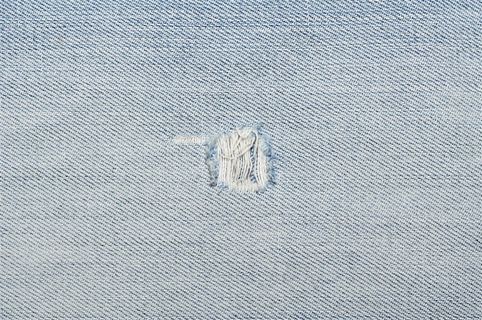 蓝色破洞的牛仔服装素材高清图
