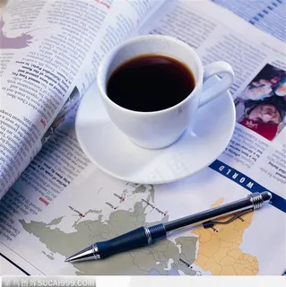 报纸上的一杯咖啡