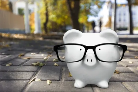 戴着墨镜的小猪存钱罐高清素材图片