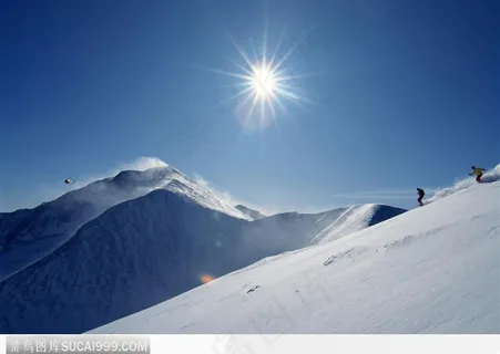 碧空下的两名滑雪爱好者 碧空下的两名滑雪爱好者