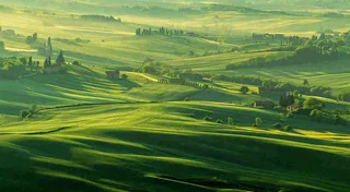 春日阳光下绿色连绵山脉草坪