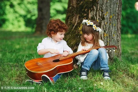 弹吉他的两个小孩子高清图片