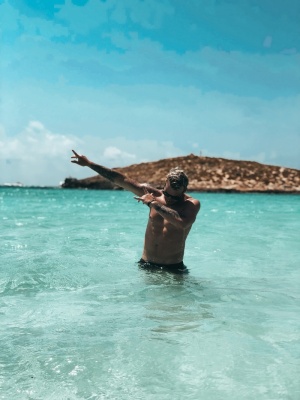男子在海里游泳