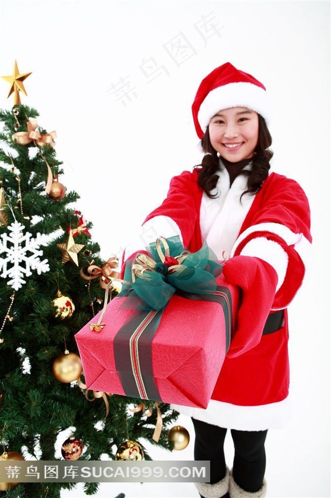 双手递礼物的圣诞宝贝