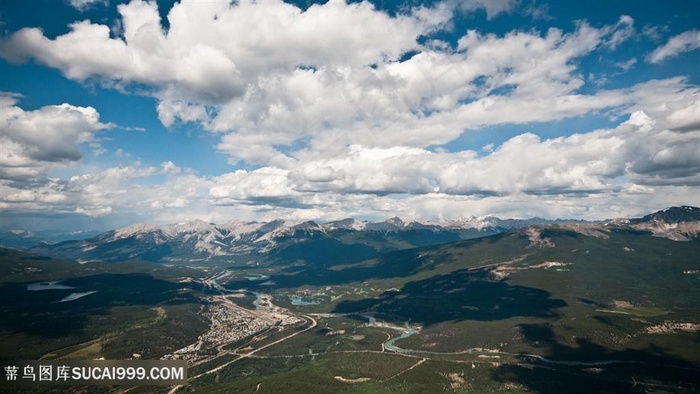 蓝天白云巍峨山脉壁纸