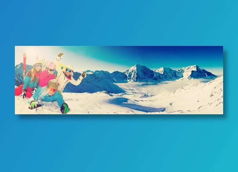 穿着滑雪装备在雪山上的一家人高清图