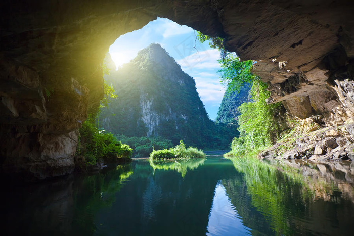 美丽巨大的河流山洞山水风景图片