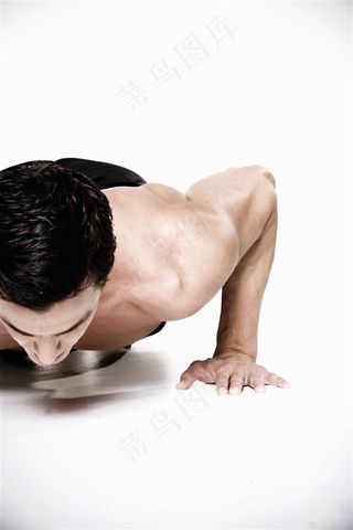 男人做俯卧撑