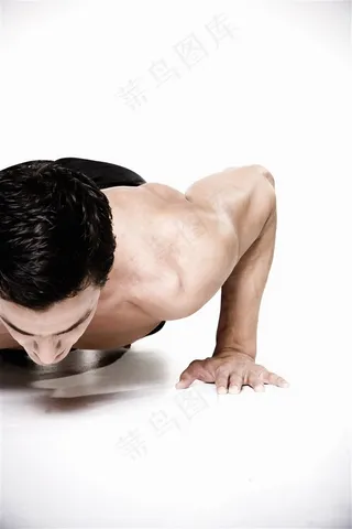 男人做俯卧撑