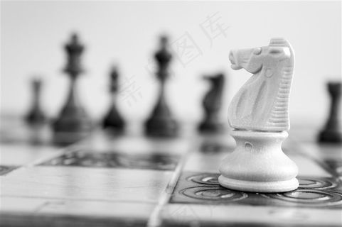 黑白色棋盘上的棋子高清图片