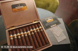 玻璃桌上的进口雪茄烟