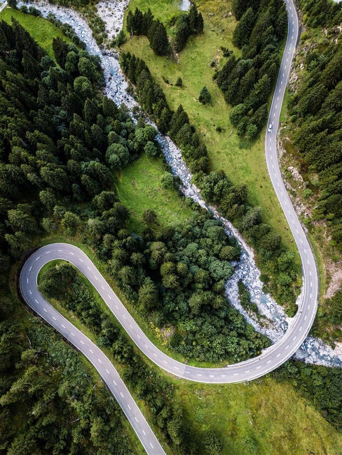 弯曲盘旋的山路摄影图片