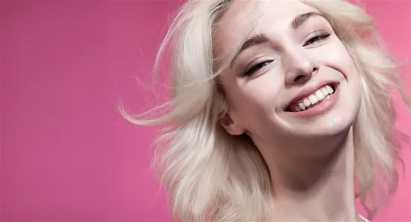 金发欧美女子模特开怀大笑拍摄高清图片