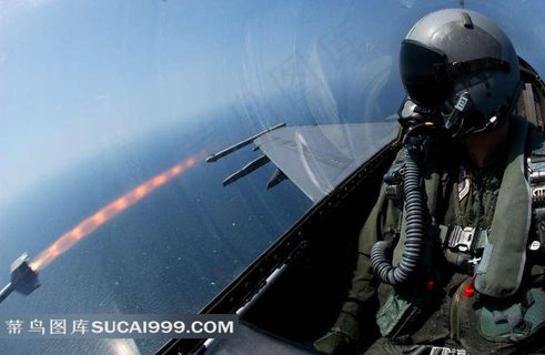 海面飞行发射导弹的战斗机飞行员特写