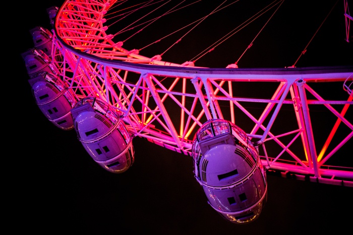 夜晚摩天轮局部图片