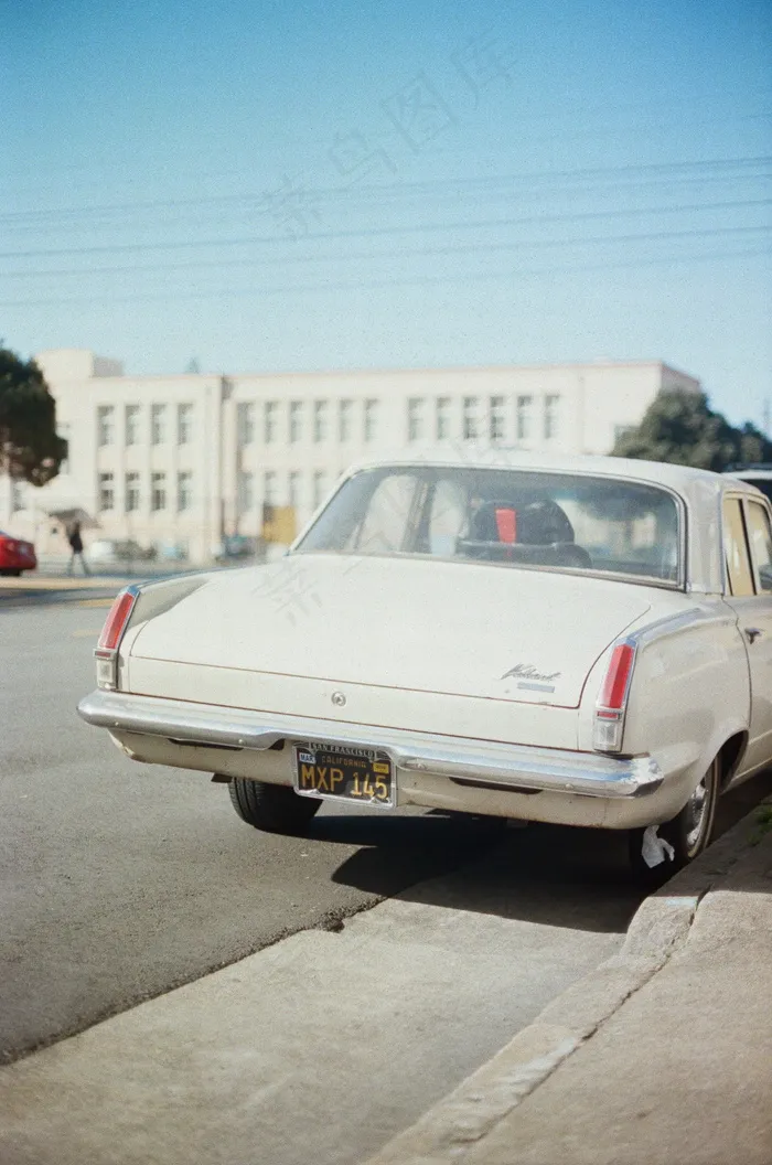 白色豪车车尾局部图片