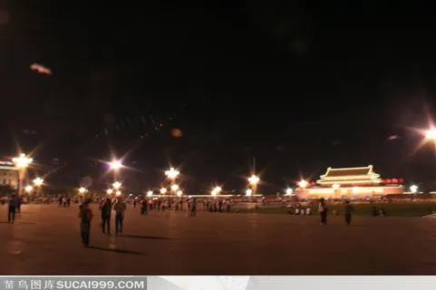 北京*广场上晚间散步的人群北京夜景