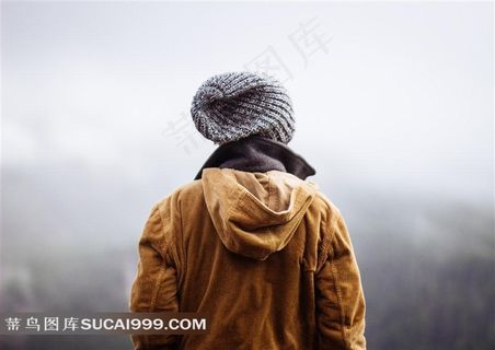 一个欣赏风景的男人的背影