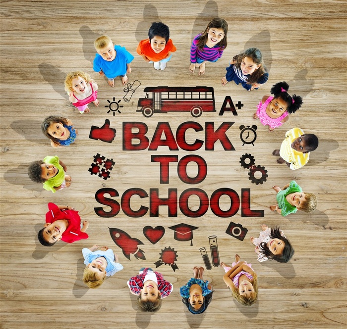 一群快乐的上学儿童