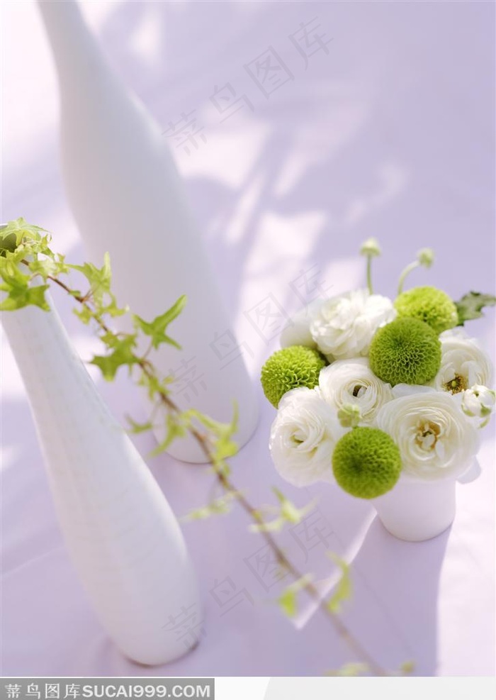 俯视桌子上的瓷器与插花