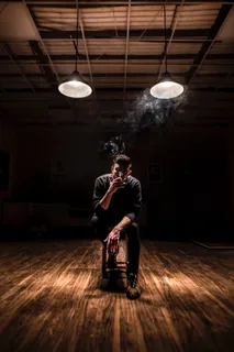 一个人孤独抽烟图片 一个人孤独抽烟图片