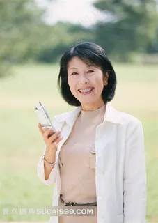 拿电话的老人摄影素材