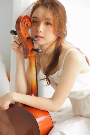 清纯美女和小提琴