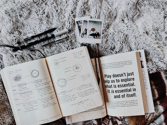 翻开的书高清图片