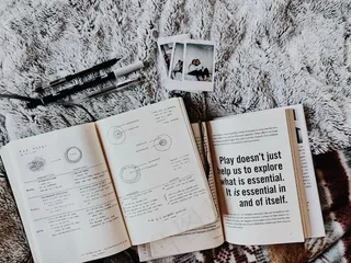 翻开的书高清图片